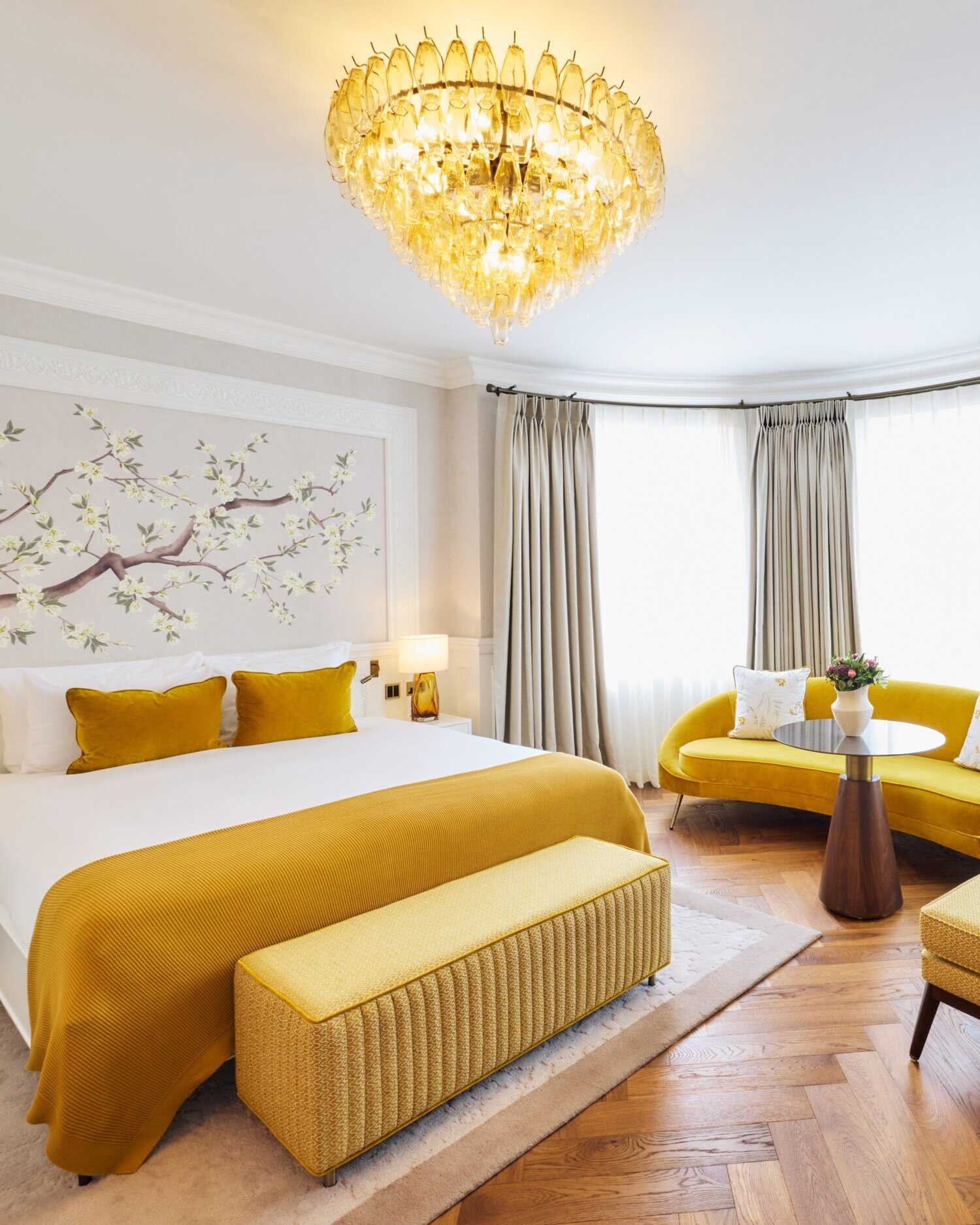 Habitación elegante en tonos blancos y dorados de 2 Chesham Hotel